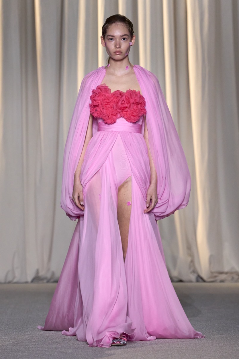 Paris: Giambattista Valli Haute Couture Automne Hiver 2024-2025